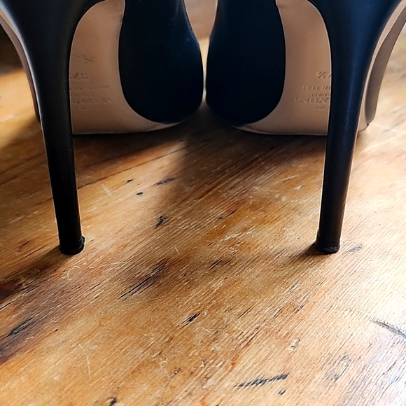 Valentino Black Leather Classic Single Stud  Heeled Pump - Picture 5 of 10